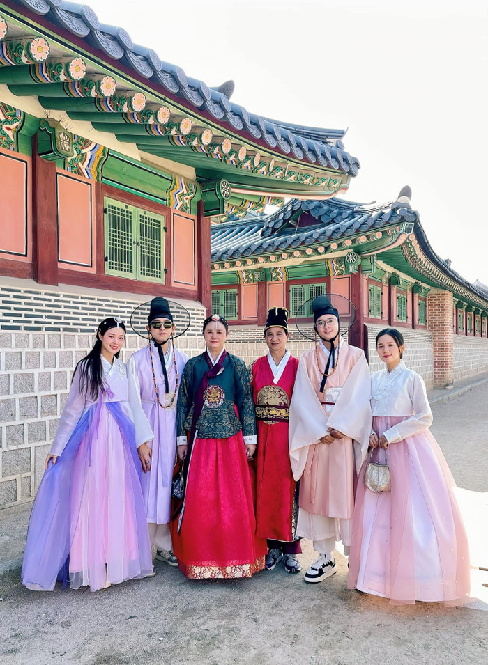 Showbiz 24h: Midu e ấp cạnh chồng khi đi du lịch cùng bố mẹ ruột và vợ chồng em trai. Ảnh: FBNV