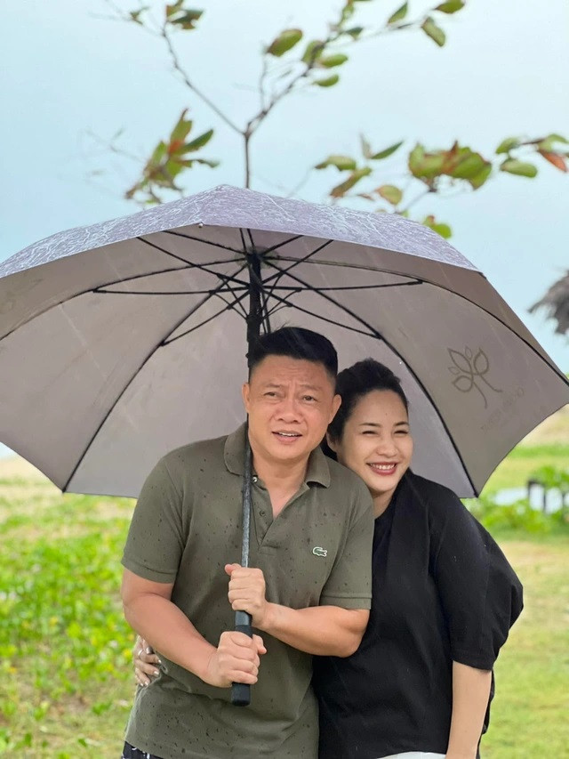 Vợ của nam MC không làm trong lĩnh vực truyền hình mà có dự án kinh doanh.