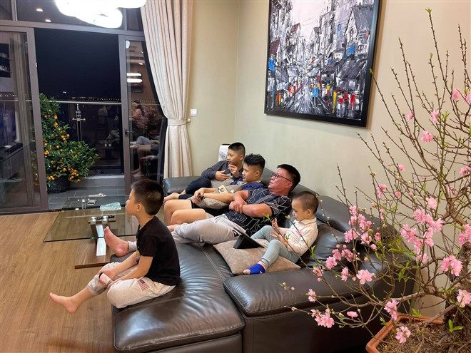 BTV, MC Trần Quang Minh là 'ông bố đông con nhất VTV' với 4 cậu con trai.