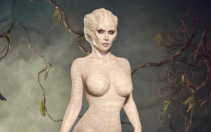 Kim Kardashian xứng danh 'nữ hoàng Halloween 2024' với màn biến hình thành cá sấu bạch tạng Ảnh 2