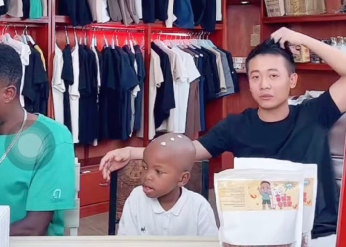 Những biểu cảm siêu đáng yêu của Lôi Con khi livestream cùng Quang Linh Vlog.