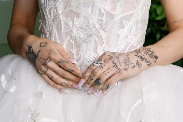 Ariana Grande tạo điểm nhất với hình xăm Glinda.