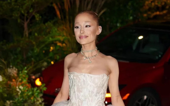 Ariana Grande đẹp gợi cảm trong chiếc corset o ép vòng một Ảnh 2