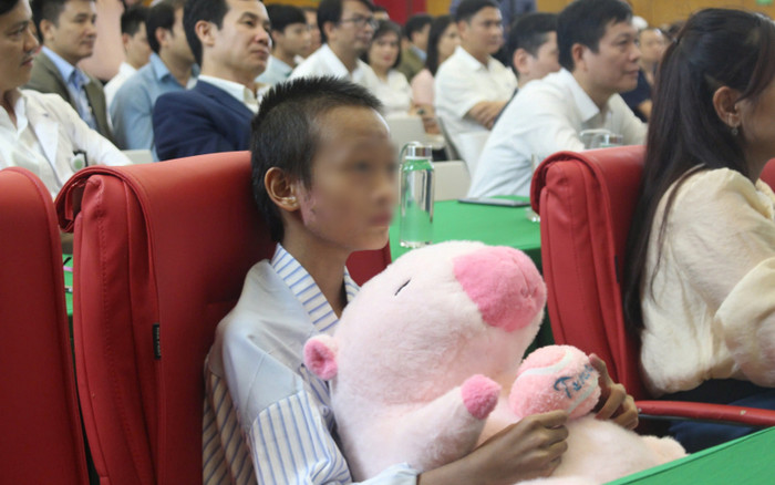 Bé gái làng Nủ hồi phục diệu kì, xuất viện sau 50 ngày điều trị Ảnh 2