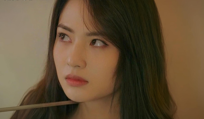 Việt Hoa liên tục có những phân cảnh bị đánh đập, tra tấn và cưỡng hiếp trong phim Độc đạo. 