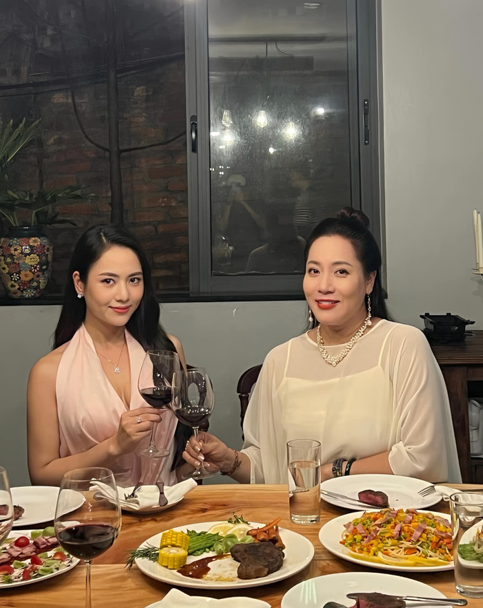 Nhan săc của hai bóng hồng quan trọng trong cuộc đời ông trùm Độc đạo Quân 'già'. 