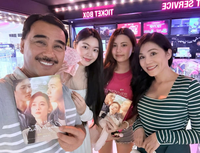 Gia đình Quyền Linh đi xem phim cuối tuần.