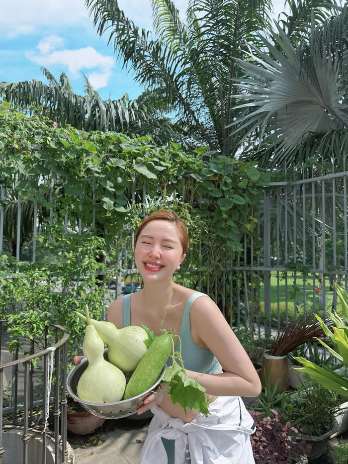Nữ ca sĩ thường xuyên ghi lại quá trình chăm sóc và 'thành quả' nhà trồng lên mạng xã hội. 