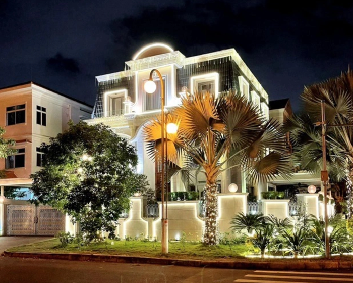 Biệt thự nhà Bảo Thy nổi bần bật khi 'lên đèn'. Vào những dịp Lễ, Tết, nữ ca sĩ không ngần ngại chi mạnh tay để trang trí. 