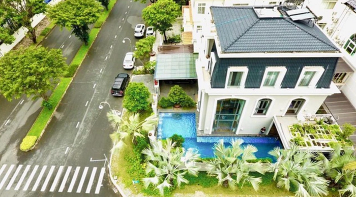 Toàn cảnh biệt thự 400m2 tại Quận 7, TP.HCM - nơi gia đình Bảo Thy đang sinh sống. Nữ ca sĩ và chồng dành nhiều diện tích trong căn nhà để cải tạo thành khu vườn trồng rau củ, cây ăn quả. 