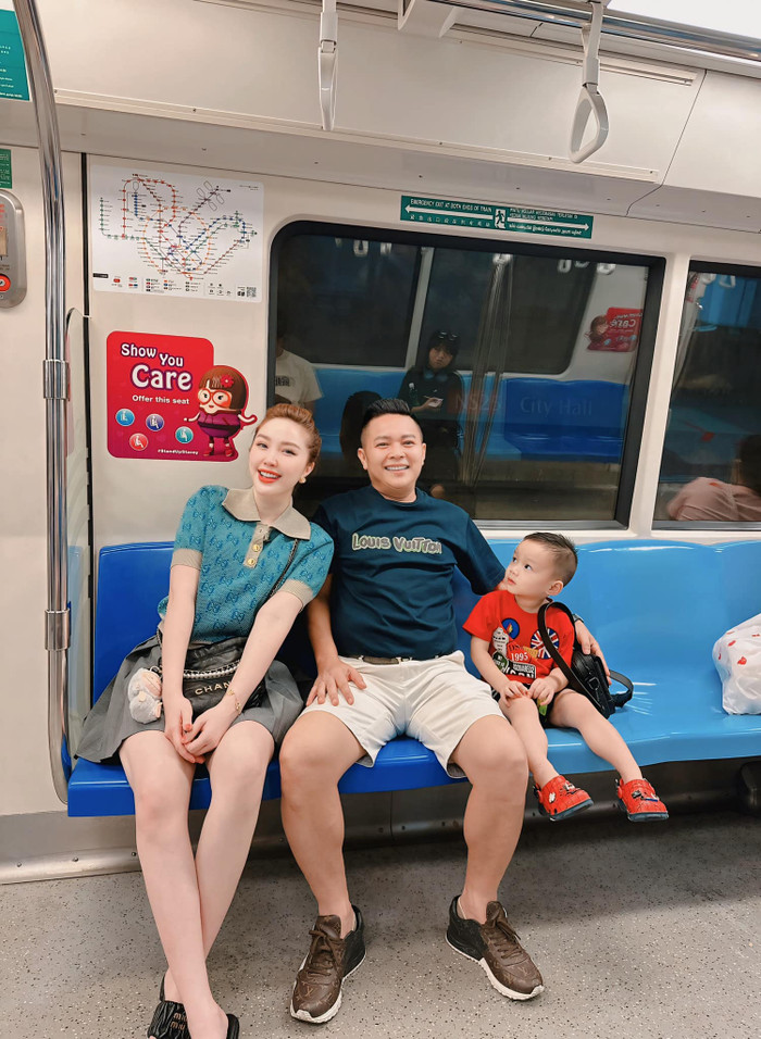 Sau 5 năm kết hôn, Bảo Thy đang tận hưởng cuộc sống giàu có, sang chảnh bên cạnh chồng đại gia và con trai Victor. Cách đây không lâu, nữ ca sĩ từng bày tỏ mong muốn có thêm thành viên mới. 