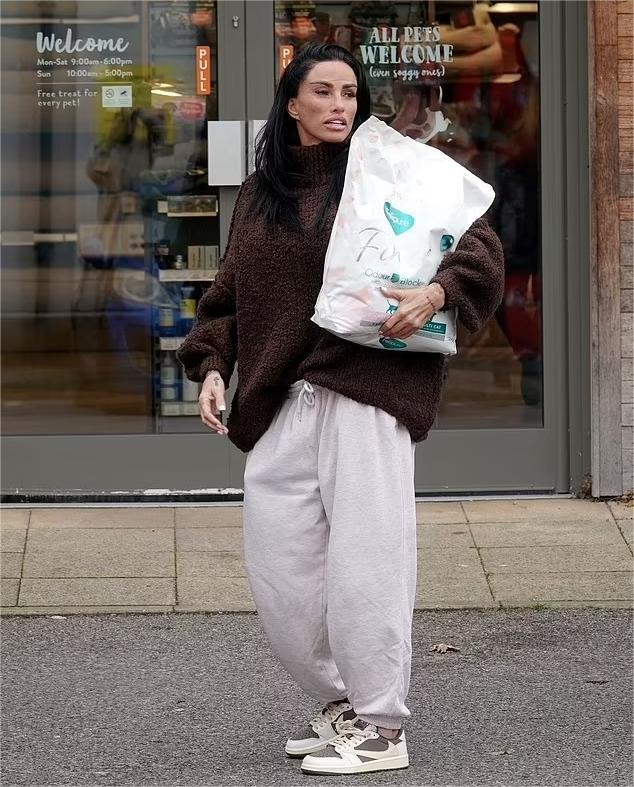 Được biết, nữ người mẫu còn mạnh tay chi trả tiền phòng cho khách sạn năm sao 133 bảng Anh một đêm trong khoảng thời gian lưu trú tại Thổ Nhĩ Kì.