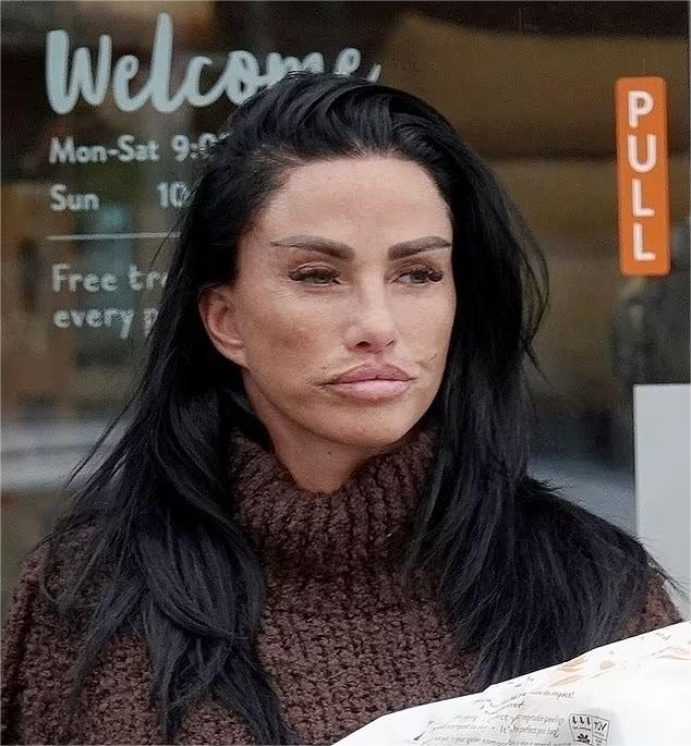 Nữ người mẫu nổi tiếng Katie Price được bắt gặp tại cửa hàng thú cưng.