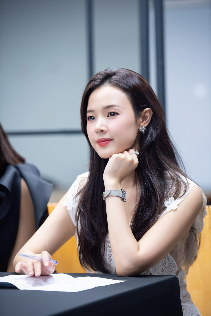 Song song với công việc hoạt động nghệ thuật, Midu còn là giảng viên tại trường Đại học và 'mát tay' trong việc kinh doanh bất động sản. Ở tuổi 35, nữ diễn viên có cuộc sống giàu có, sang chảnh đáng ngưỡng mộ.