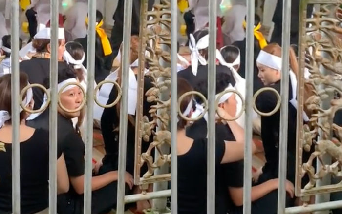 Trường Giang và Nhã Phương lộ ánh mắt đượm buồn trước sự ra đi của người thân.