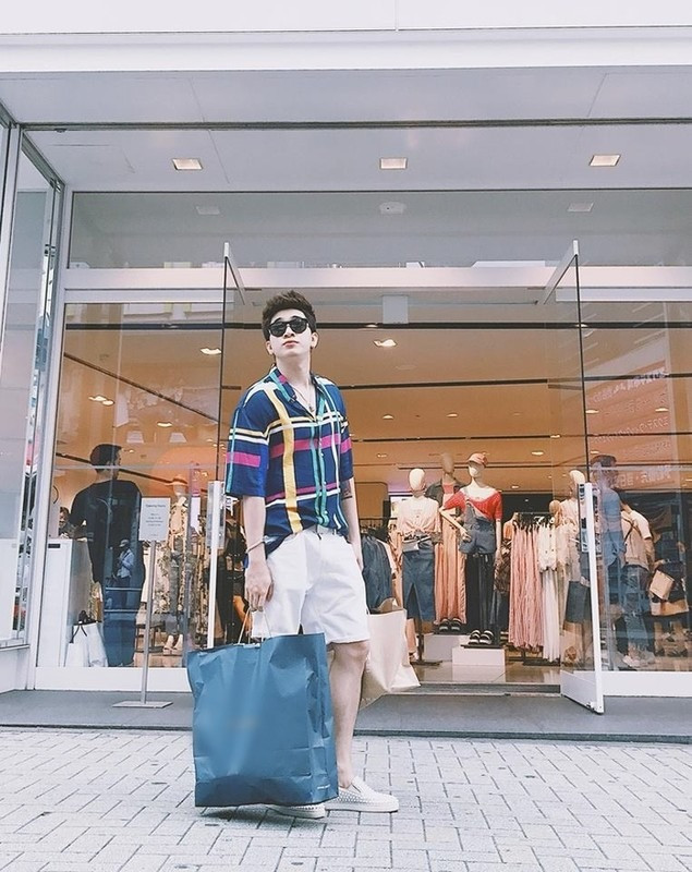 Nam ca sĩ sở hữu nhiều món hàng hiệu đắt đỏ.