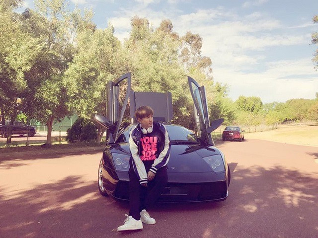 Chi Dân không ít lần khiến dân tình trầm trồ khi xuất hiện với xế hộp đắt tiền.