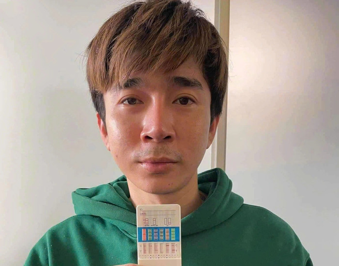 Hình ảnh ca sĩ Chi Dân với chiếc que kiểm tra ma túy.