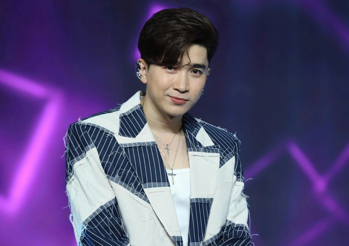 Chi Dân hoạt động nghệ thuật từ năm 2012 ở vai trò ca sĩ, nhạc sĩ .