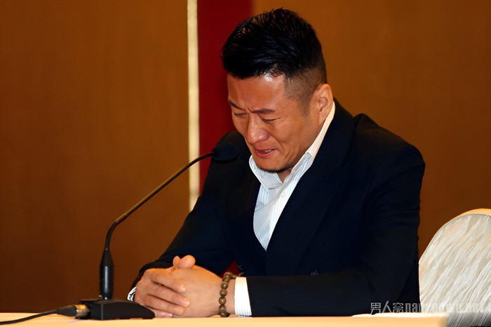 Nam diễn viên khóc, xin lỗi vì bê bối sử dụng ma túy.