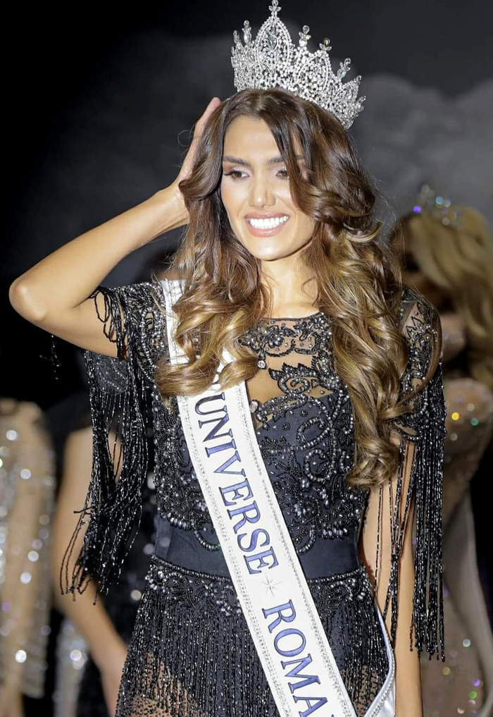 Loredana Salanță từng đại diện Romania tham dự Miss World 2009 nhưng không có thành tích. Sau đó cô đăng quang Top Model Of World 2011. Năm nay cô 32 tuổi, là mẹ của một cô con gái 3 tuổi. Hiện cô là một nhà báo, một nhà biên kịch phim.