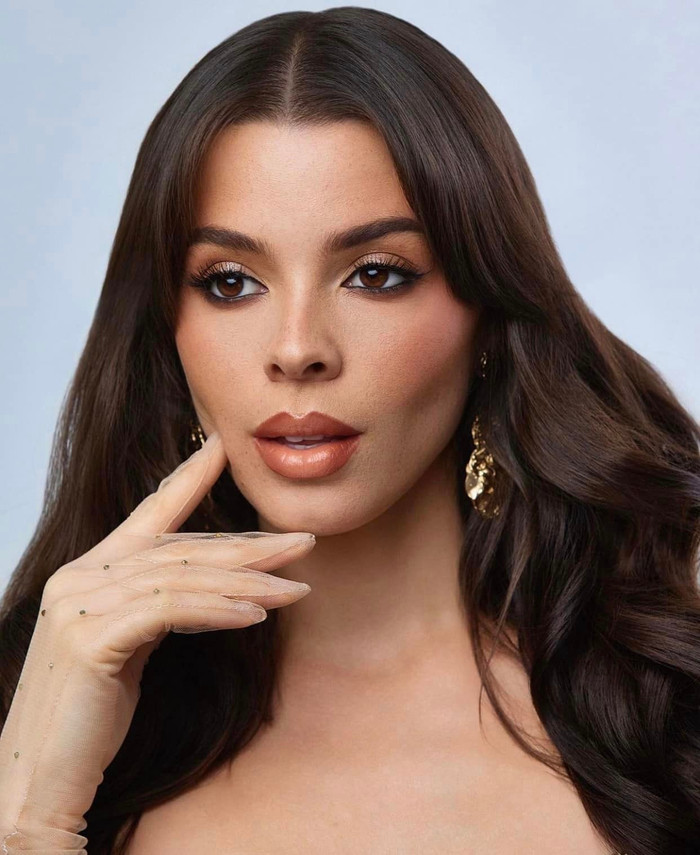 Elena Hidalgo đại diện Costa Rica năm nay 32 tuổi. Cô sở hữu chiều cao 1m77 và là một người mẫu đình đám tại quê nhà. Người đẹp đã có một cô con gái 6 tuổi rất xinh xắn. 