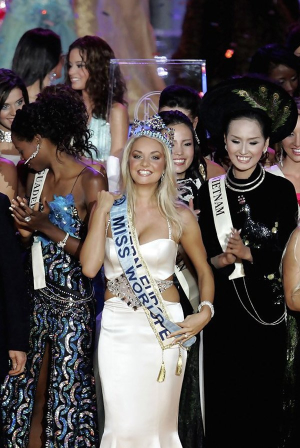 Mai Phương Thúy bị thất lạc chiếc váy dạ hội sát đêm chung kết nên cô phải mặc lại bộ áo dài để trình diễn trong đêm chung kết. Mặc đù khó khăn là vậy nhưng cô vẫn xuất sắc ghi tên mình vào Top 17 Miss World 2006. 