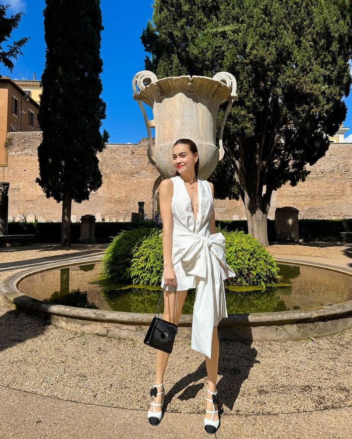 Một trong những item được Hồ Ngọc Hà mang xuống phố chính là mẫu váy form dáng ngắn, được khoét sâu ở vòng 1. Thiết kế trang phục trong hình ảnh trên của Hồ Ngọc Hà còn được tạo điểm nhấn bởi hoạ tiết nơ bảng to đính một bên eo.