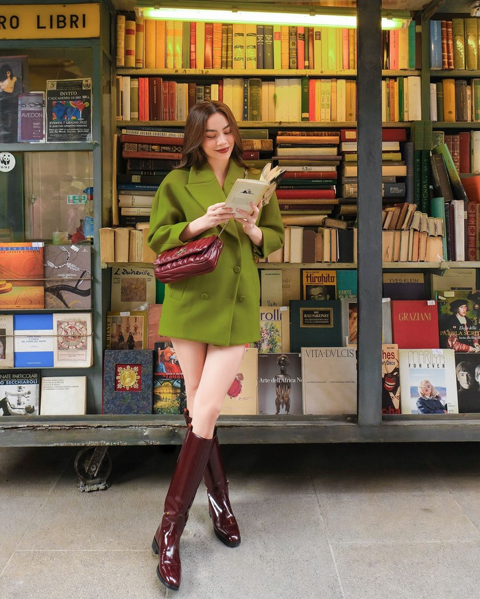 Ở một lần khác, Hồ Ngọc Hà xuống phố với màn 'lên đồ' giấu quần. Nữ ca sĩ diện mẫu áo blazer dáng dài màu xanh chuối mát mắt che kín tổng thể của trang phục bên trong. Không những vậy, Hồ Ngọc Hà còn thể hiện khả năng 'chơi màu' khi phối cùng dàn phụ kiện mang tông màu đỏ rượu vang - màu sắc đang thịnh hành nhất nhì thời điểm Thu Đông 2024.