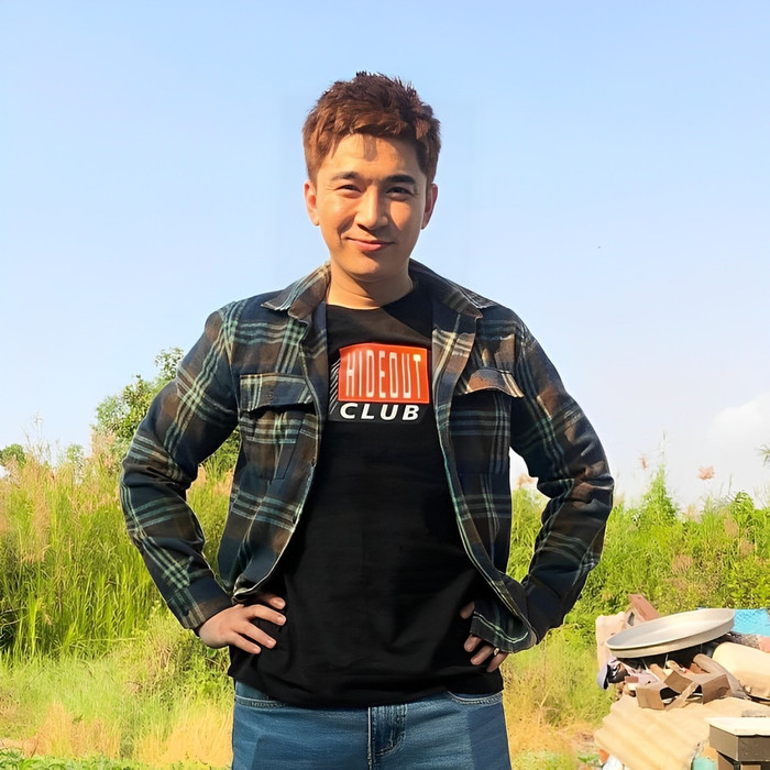 Chi Dân có vai diễn đầu tay trong phim Lớp Học Đại Ca.