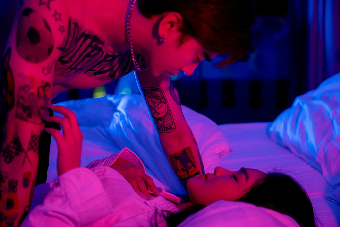 Chi Dân bùng nổ diễn xuất trong sản phẩm gắn nhãn 18+ mới đây.