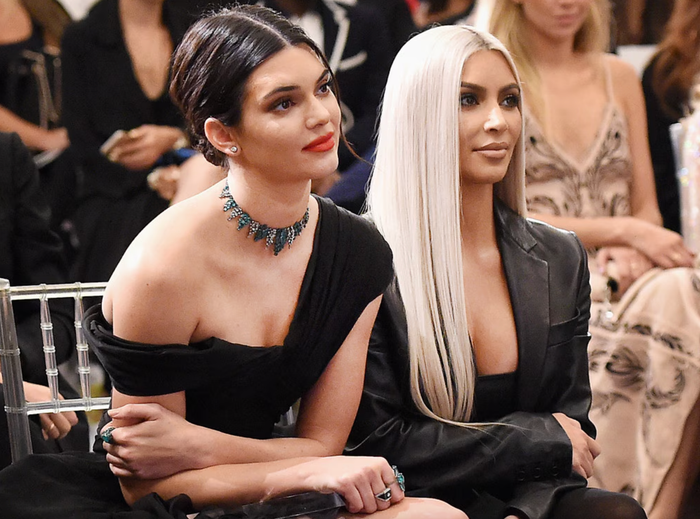 Kendall Jenner ra mắt công chúng thông qua show truyền hình thực tế của gia đình Kardashian - Jenner.