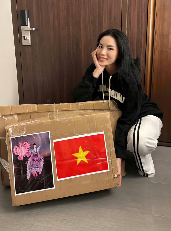 Hình ảnh Kỳ Duyên vui mừng khi tìm thấy đứa con tinh thần. 