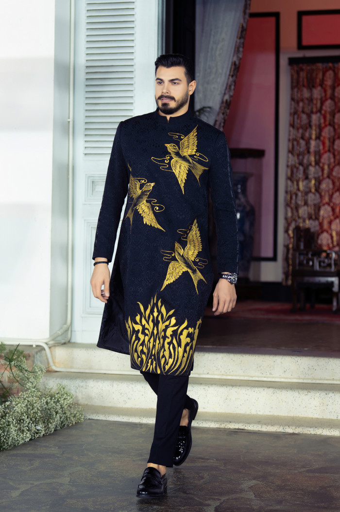 Điểm nhấn của bộ sưu tập là việc NTK Minh Châu sử dụng chất liệu là những vụn vải được cắt ghép lại để tránh tình trạng ô nhiễm môi trường, đi theo phương thức thời trang bền vững của thế giới đang hướng tới.