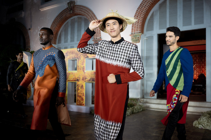 Tại Mr World 2024, NTK Minh Châu mang đến bộ sưu tập Non nước Nam Bộ với màn trình diễn của các Nam vương đến từ Ấn Độ, Indonesia, Nhật Bản… Sự đổi mới trong phom dáng cách điệu từ vest chuyển vào áo dài nam,  anh mong muốn thông qua từng bộ trang phục có thể gợi lại hình ảnh của miền Tây Nam Bộ qua những hình ảnh hết sức quen thuộc từ đó quảng bá thời trang truyền thống Việt nói chung, áo dài nói riêng đến với bạn bè quốc tế thông qua cuộc thi Mr World 2024.