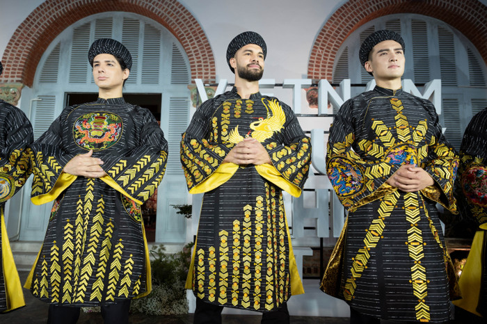 Xuyên suốt BST “Thương nhớ ngũ thân”, NTK Việt Hùng mượn hình ảnh những hoa văn của cổ phục Việt được cách điệu, trẻ hóa và đi vào giới trẻ như cái tâm và ước muốn các bạn trẻ sẽ thấy mình trong ấy, sẽ quý sẽ thương và lưu truyền những giá trị tinh túy theo dấu thời gian.