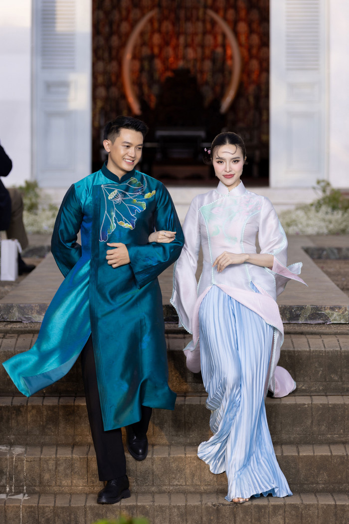 Lấy cảm hứng từ hình ảnh một gia đình truyền thống dạo chơi trong vườn thượng uyển. Bộ sưu tập “Giai Ý” của NTK Trần Thiện Khánh khắc họa sự tinh tế của một thời kỳ hoàng kim với các thiết kế áo dài lụa mềm mại, bay bổng, kết hợp với những bức tranh cảnh sắc Huế và các chi tiết kiến trúc cung đình của cố đô.