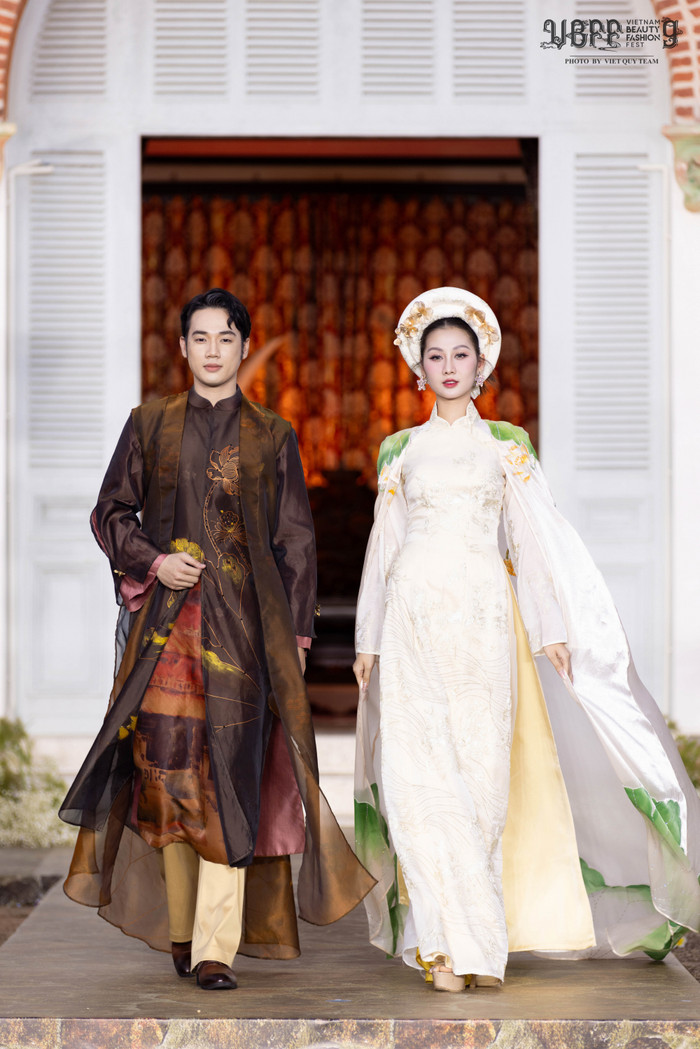 Hoa hậu Quế Anh - Á vương Minh Toại giữ vai trò vedette trong cho BST. Đây cũng là lần đầu tiên nàng hậu nắm giữ vai trò quan trọng trên sàn diễn sau khi thi quốc tế trở về. Dù không đạt thành tích cao ở Miss Grand, Hoa hậu Quế Anh vẫn đang tích cực hoạt động và lấy lại lòng tin yêu từ người hâm mộ. 