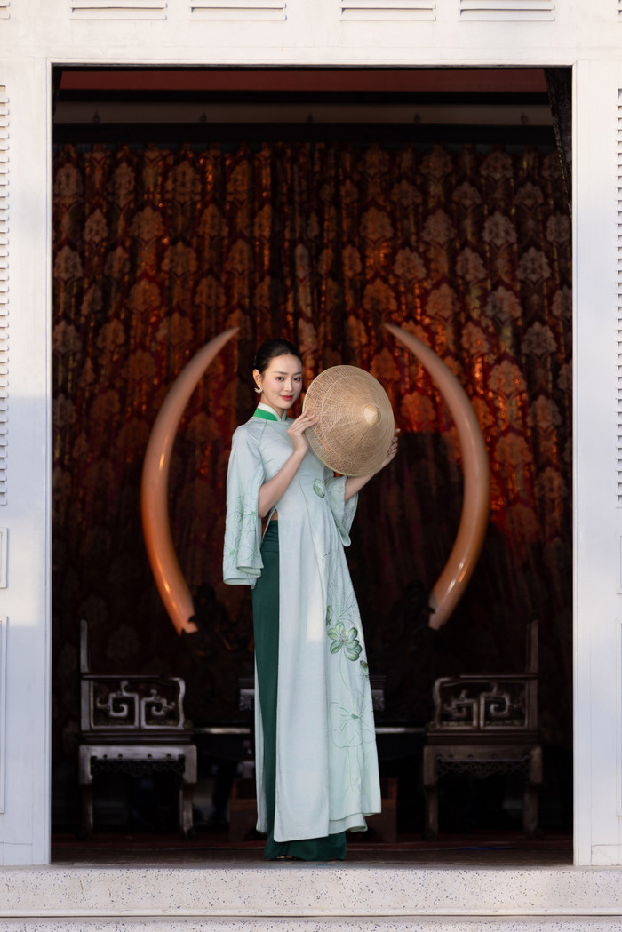 Sự kết hợp giữa di sản văn hóa và xu hướng hiện đại trong bộ sưu tập “Giai Ý” thể hiện nét duyên dáng, thanh thoát, vừa giữ gìn được giá trị truyền thống, vừa mang lại làn gió mới trong thời trang đương đại. Trong ảnh, Á hậu Bùi Khánh Linh khoe nhan sắc 'chín muồi' với tà áo dài xanh ngọc nền nã. 
