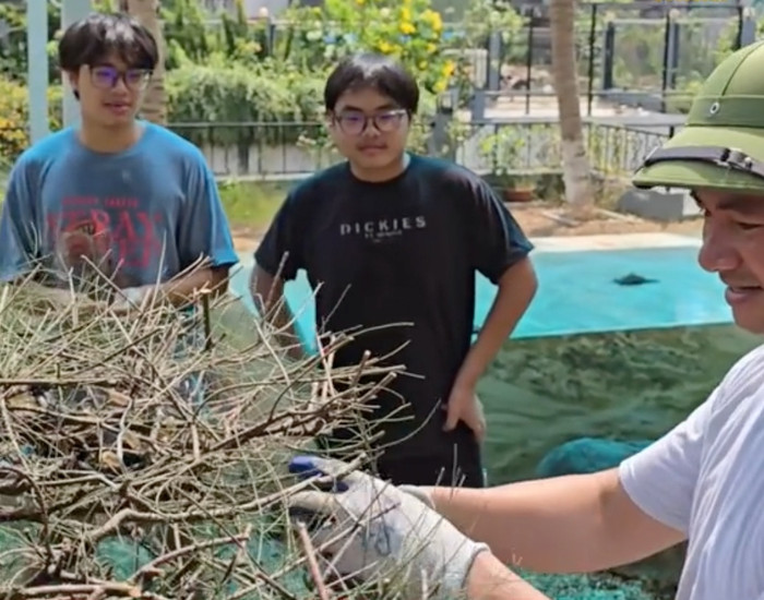 Cậu bé và bố thường xuyên ra nhiều tiểu phẩm gây cười trên mạng xã hội.