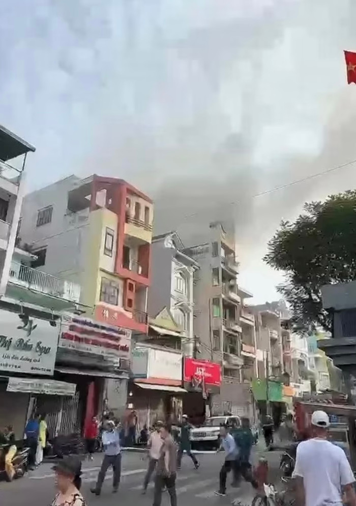 Cháy nhà trong hẻm đường Bà Hạt ở quận 10 khiến một cụ bà tử vong.