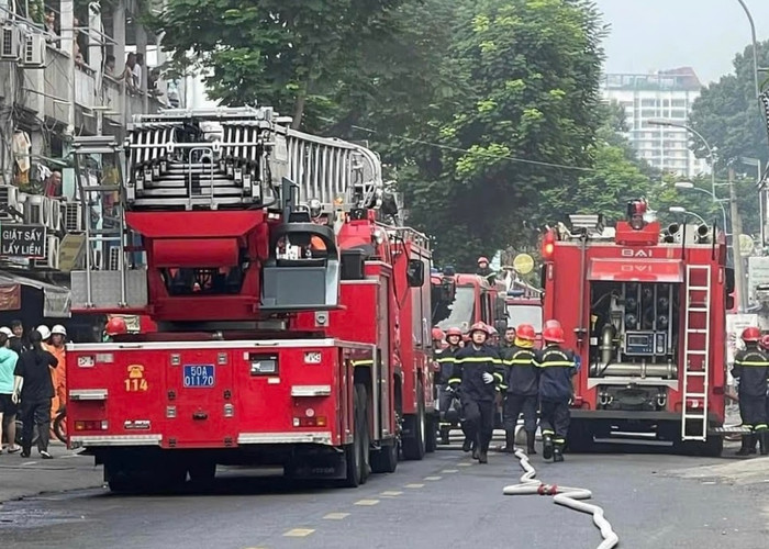 Lực lượng cảnh sát phòng cháy, chữa cháy có mặt tại hiện trường dập tắt đám cháy.