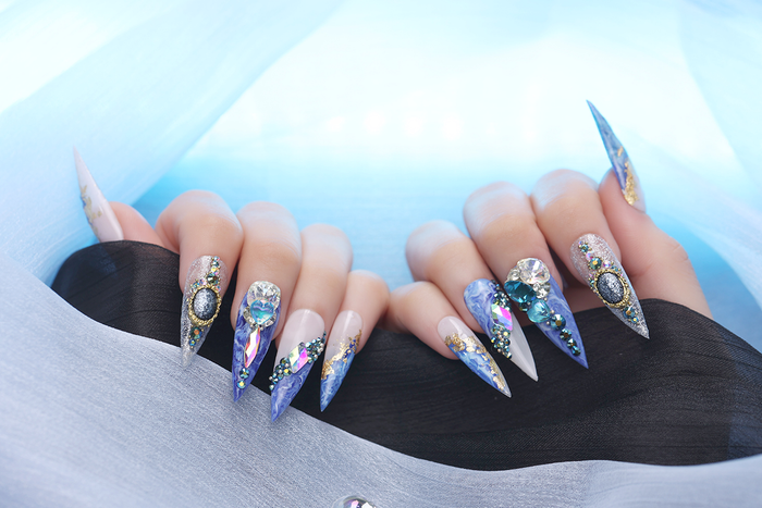 Móng tay giả có nhiều lợi ích sự linh hoạt trong việc lựa chọn hình dạng, kích cỡ và kiểu dáng và không tốn thời gian.