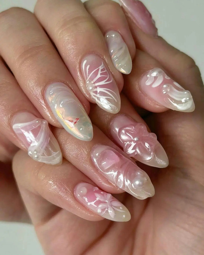 Móng tay giả đã nhanh chóng trở thành xu hướng phổ biến rộng rãi không chỉ trong giới Gen Z.