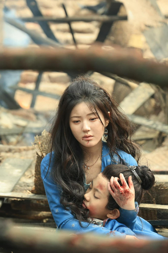 Hành động thiếu bình tĩnh của Triệu Lộ Tư khiến cư dân mạng bùng nổ tranh cãi. 