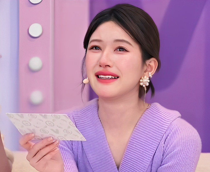 Triệu Lộ Tư khóc lóc tủi thân, thẳng thắn thách thức anti trên sóng trực tiếp. 