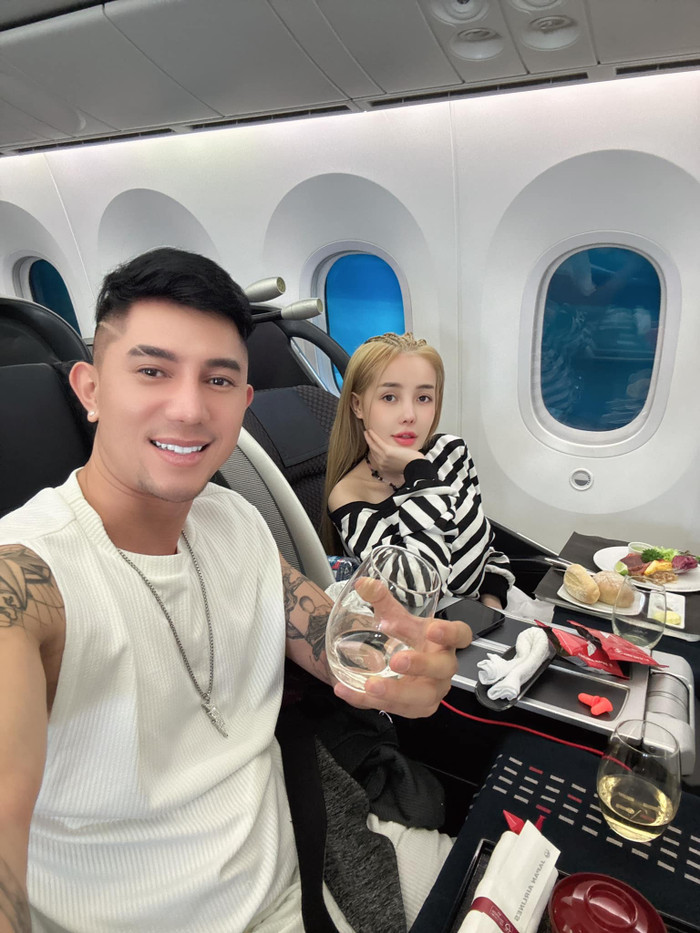 Lương Bằng Quang và Ngân 98 thường xuyên đi biểu diễn ở trong và ngoài nước. Ảnh: FBNV