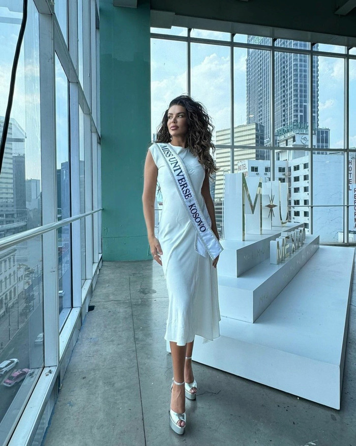 Edona Bajrami - đại diện đến từ Kosovo năm nay 37 tuổi. Cô là một người mẫu nổi tiếng tại quê nhà. Người đẹp sở hữu gu thời trang cá tính, thời thượng. 