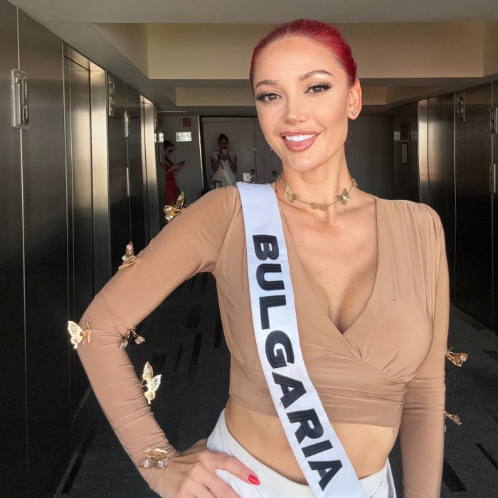 Elena Vian - đại diện đén từ Bulgaria năm nay 38 tuổi và đã có chồng và có con gái đầu lòng 4 tuổi. Mọi người ấn tượng với cô bởi mái tóc đỏ không bị trộn lẫn. 