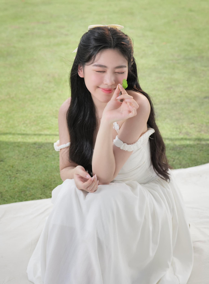 Lọ Lem nhà Quyền Linh đẹp dịu dàng trong từng tấm hình. Ảnh: FBNV